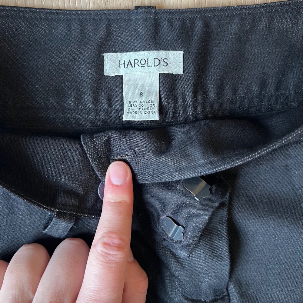 Harolds Dark Denim Straight Legged Pant, Size 6